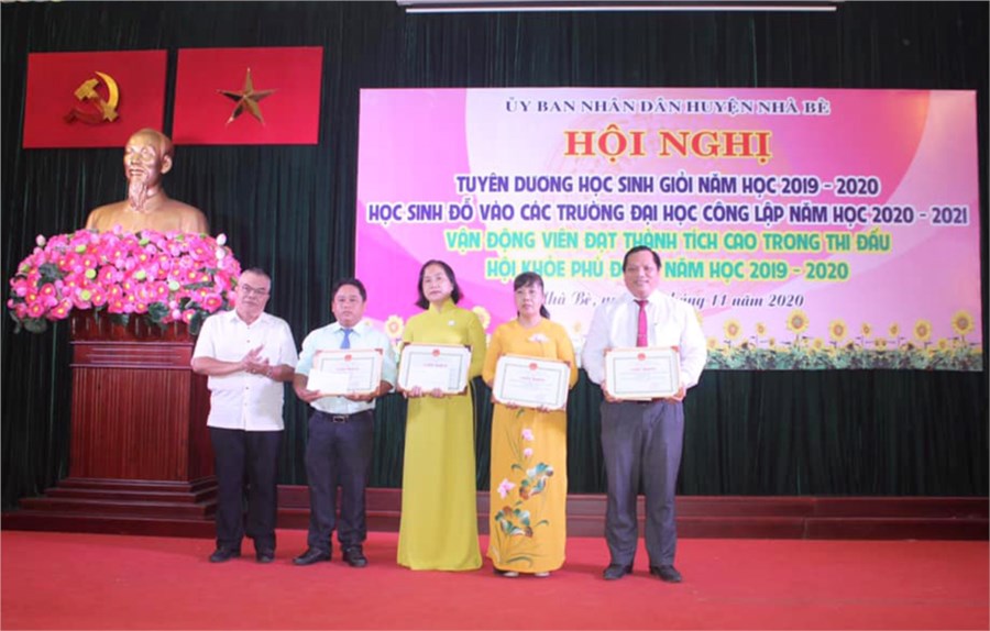 Đồng chí Phạm Minh Huấn - Phó Bí thư Thường trực Huyện ủy, Chủ tịch Hội đồng nhân dân huyện Nhà Bè tuyên dương, khen thưởng 4 trường có nhiều học sinh giỏi cấp Thành phố năm học 2019 – 2020