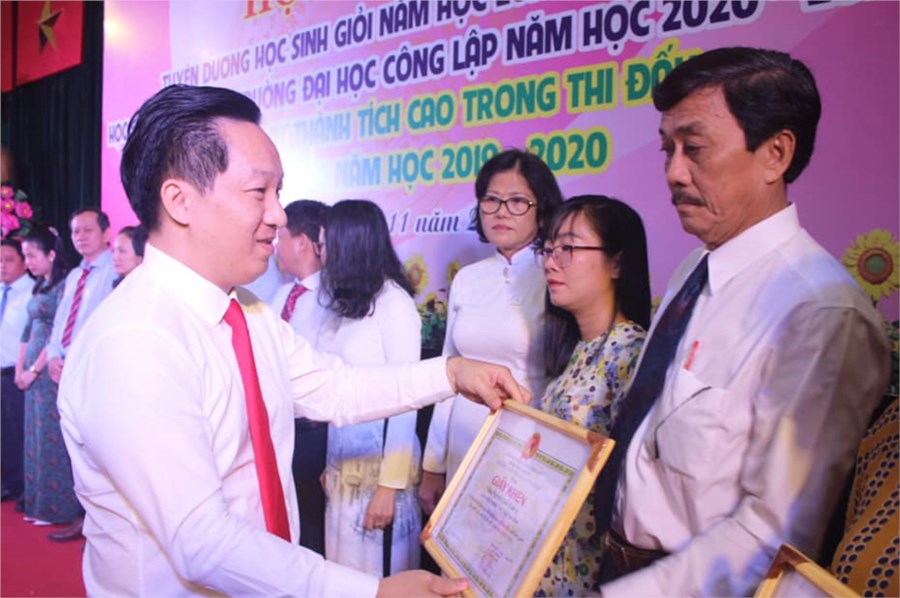 Đồng chí Hoàng Tùng - Phó Bí thư Huyện ủy, Chủ tịch Ủy ban nhân dân huyện Nhà Bè trao Giấy khen cho các giáo viên tham gia bồi dưỡng và có nhiều học sinh đạt giải học sinh giỏi cấp Thành phố