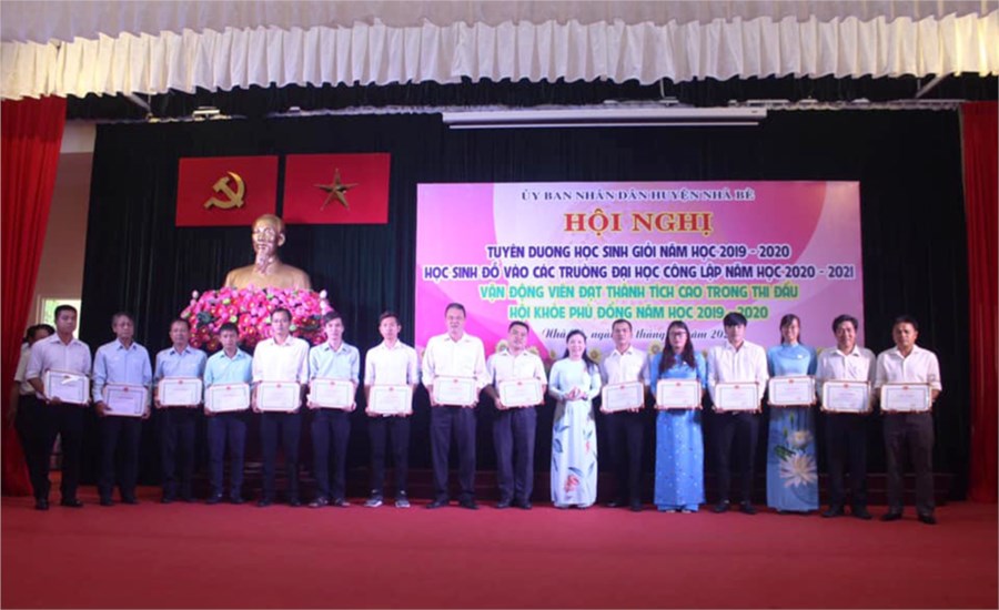 Đồng chí Lê Thị Anh Thư - Phó Chủ tịch Ủy ban nhân dân Huyện Nhà Bè tuyên dương khen thưởng các huấn luyện viên có nhiều vận động viên đạt thành tích cao trong thi đấu Hội khỏe Phù Đổng cấp Thành phố năm học 2019 - 2020