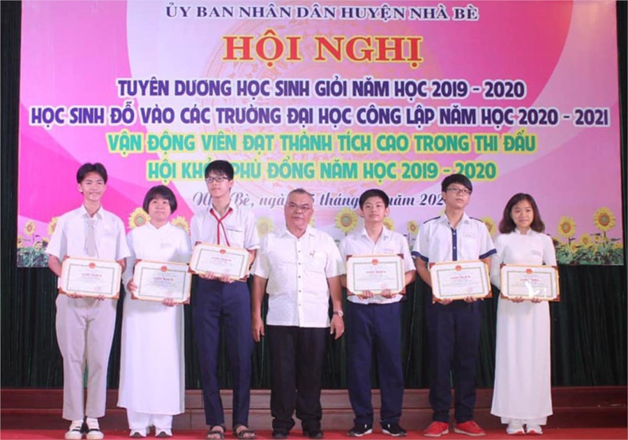 Đồng chí Phạm Minh Huấn - Phó Bí thư Thường trực Huyện ủy, Chủ tịch Hội đồng nhân dân huyện Nhà Bè khen thưởng các em học sinh đạt giải học sinh giỏi cấp Thành phố
