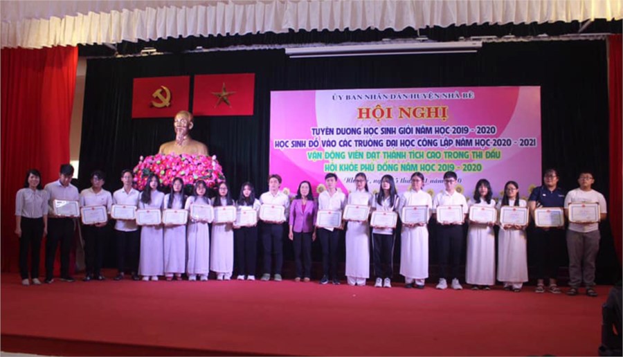 Các em học sinh đỗ vào các trường Đại học công lập được tuyên dương khen thưởng