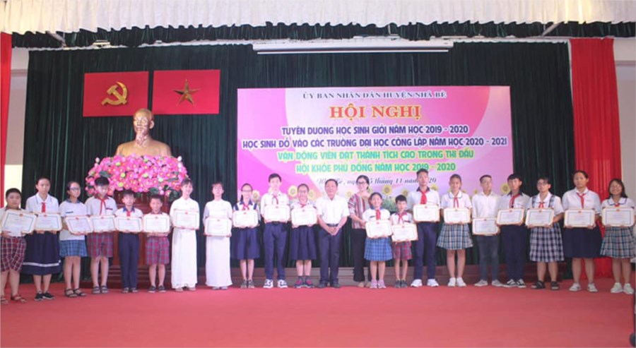 Các vận động viên đạt thành tích cao trong thi đấu Hội khỏe Phù Đổng cấp Thành phố được tuyên dương khen thưởng