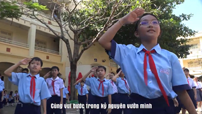 THCS Bình Quới Tây, các bạn học sinh khối 6 đã mang đến một phần trình diễn đồng diễn vô cùng ấn tượng với ca khúc “Hát vang trong Kỷ nguyên mới”